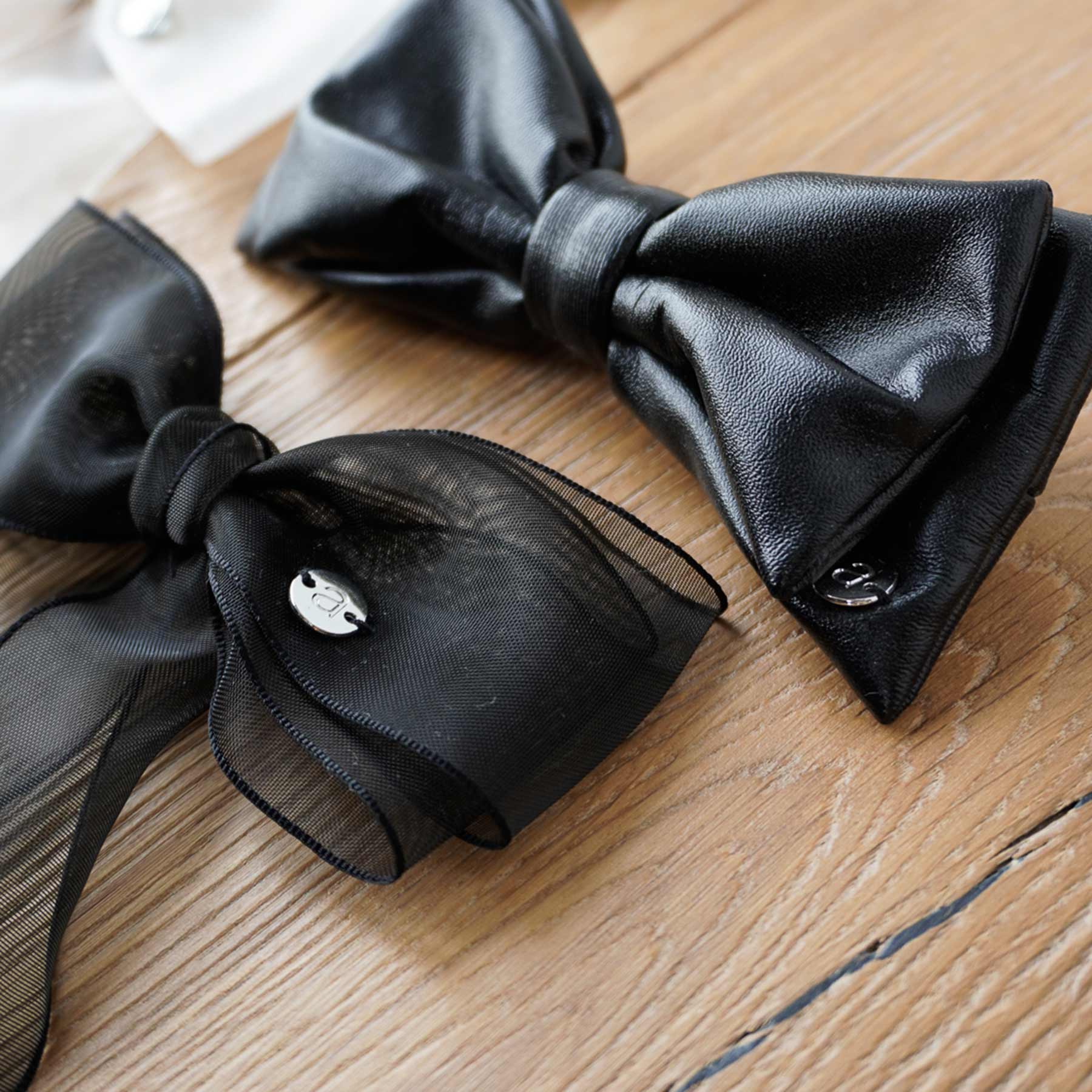 Haarschleifen in weiß und schwarz