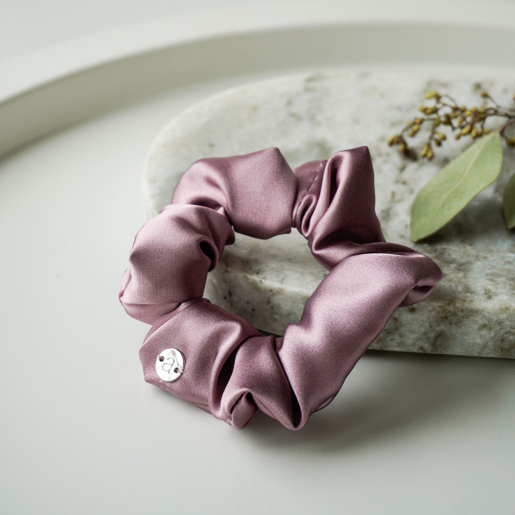 Scrunchie aus Satin in Flieder bei andcosy bestellen