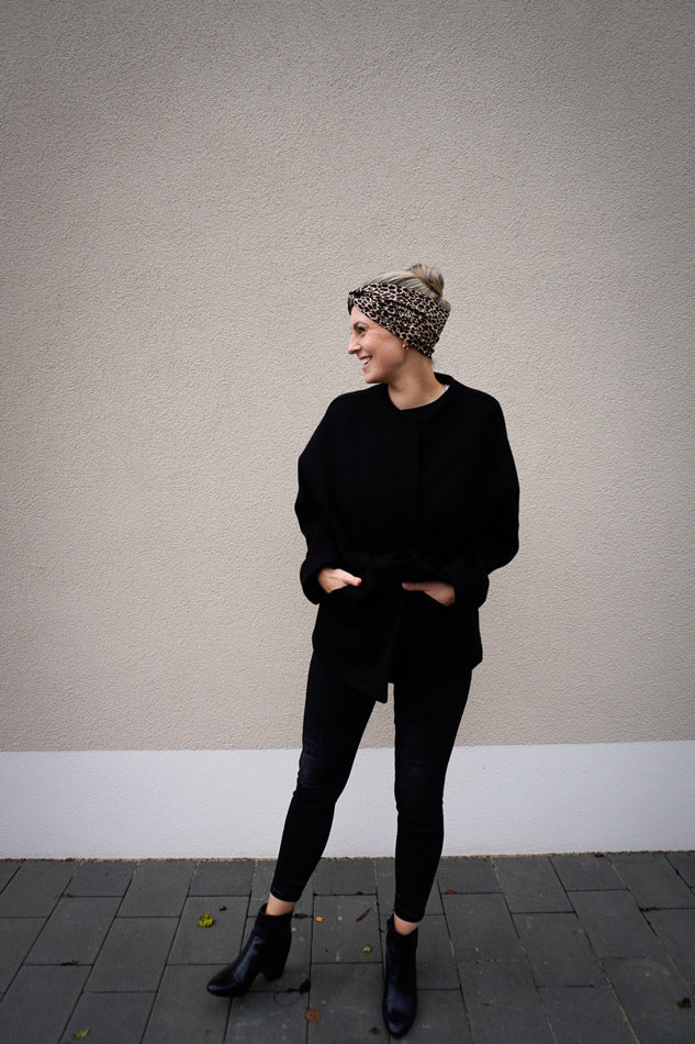 Haarband Breit im Leo-Print am Model