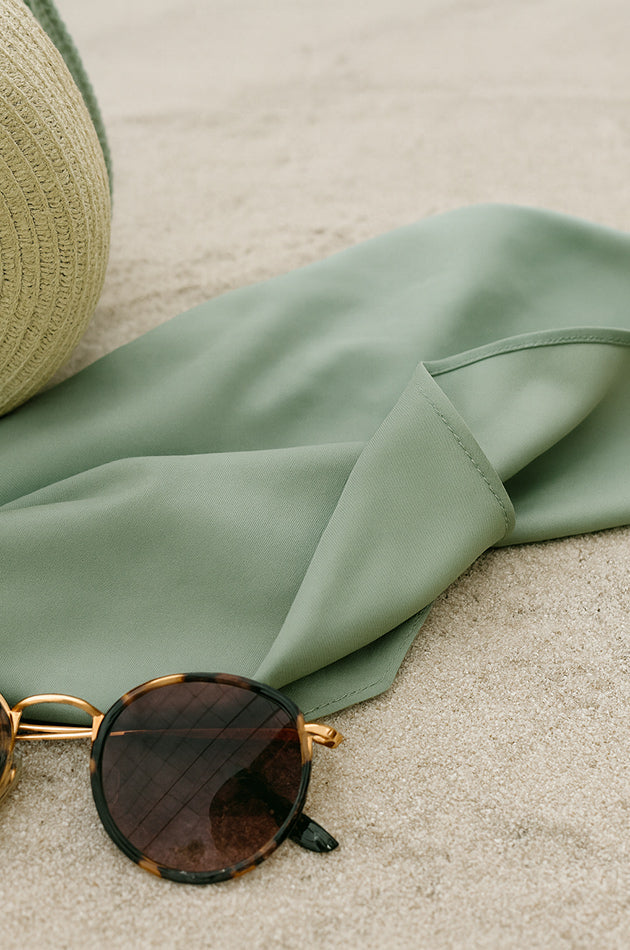 Haartuch aus Bambusseide in Sage im Sommer