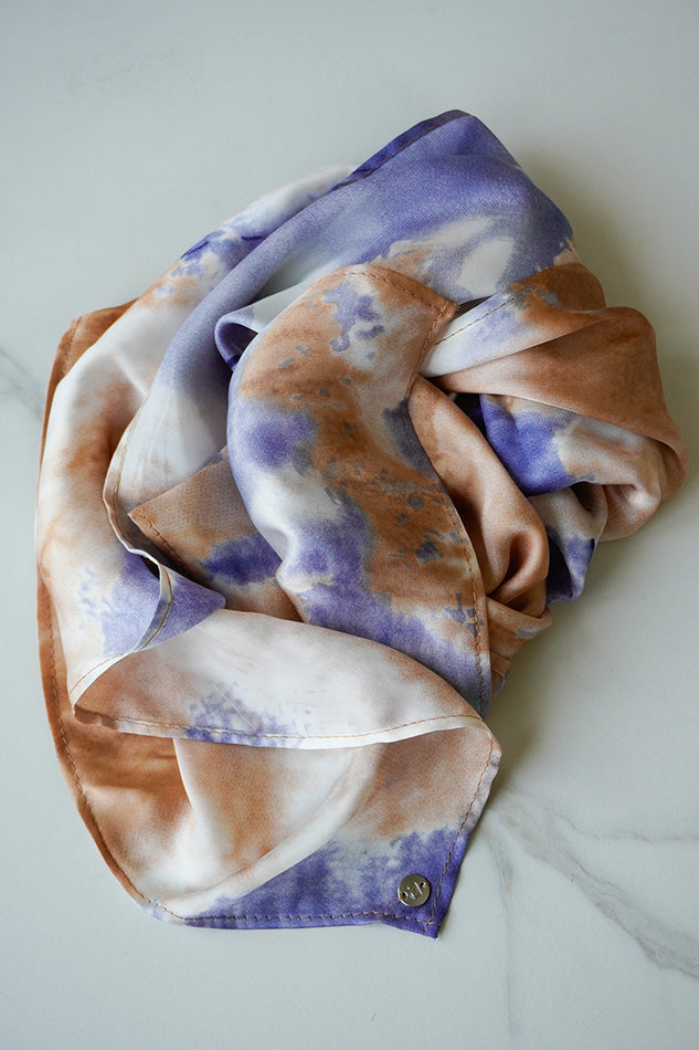 Haartuch aus Satin mit Batikmuster in Blau und Terracotta