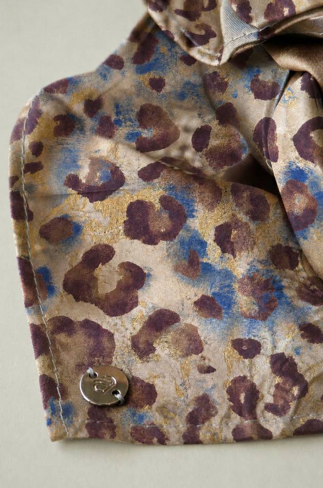 Haartuch aus Satin mit Leomuster in Blau und Mocca