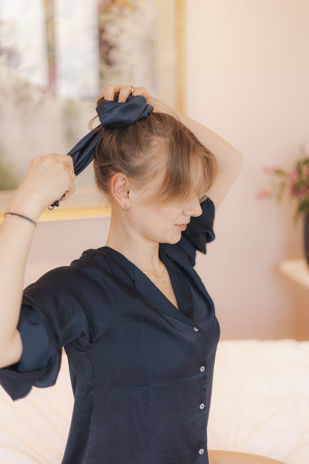Scrunchie Loop aus Bambusseide in Dunkelblau am Model mit Dutt