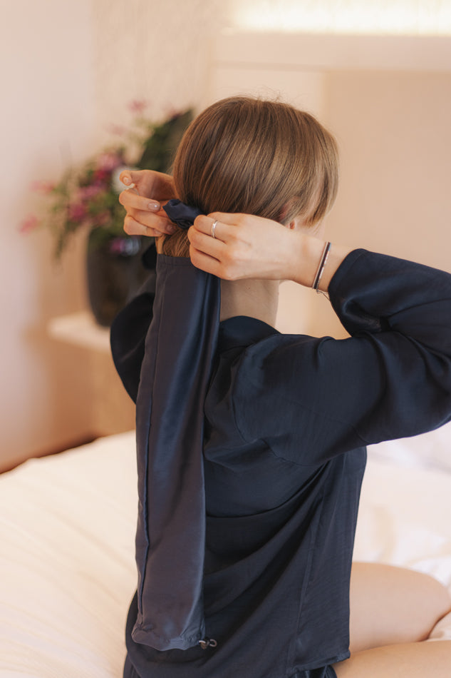 Scrunchie Loop aus Bambusseide in Dunkelblau am Model Rückansicht