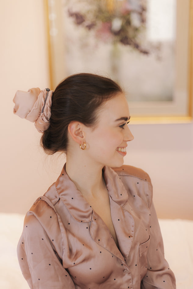 Scrunchie Loop aus Bambusseide in Rosa am Model mit Dutt in Seitenansicht