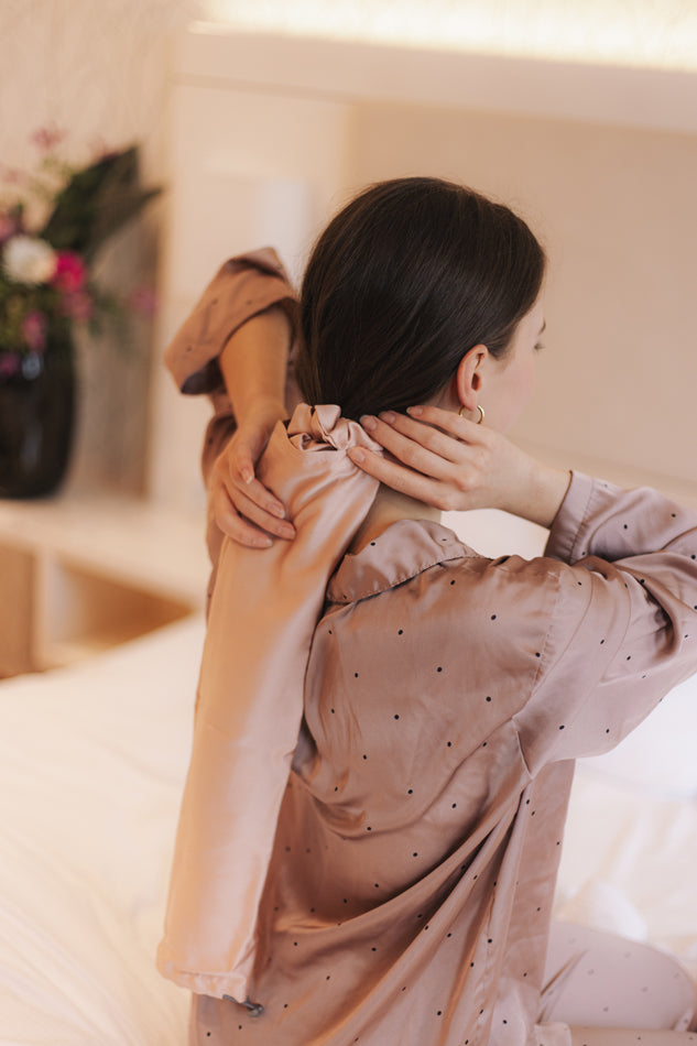 Scrunchie Loop aus Bambusseide in Rosa am Model Rückansicht