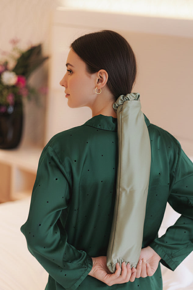 Scrunchie Loop aus Bambusseide in Sage am Model Rückansicht