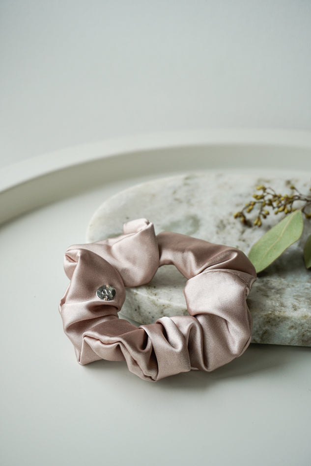 Scrunchie glänzend aus Satin in Beige