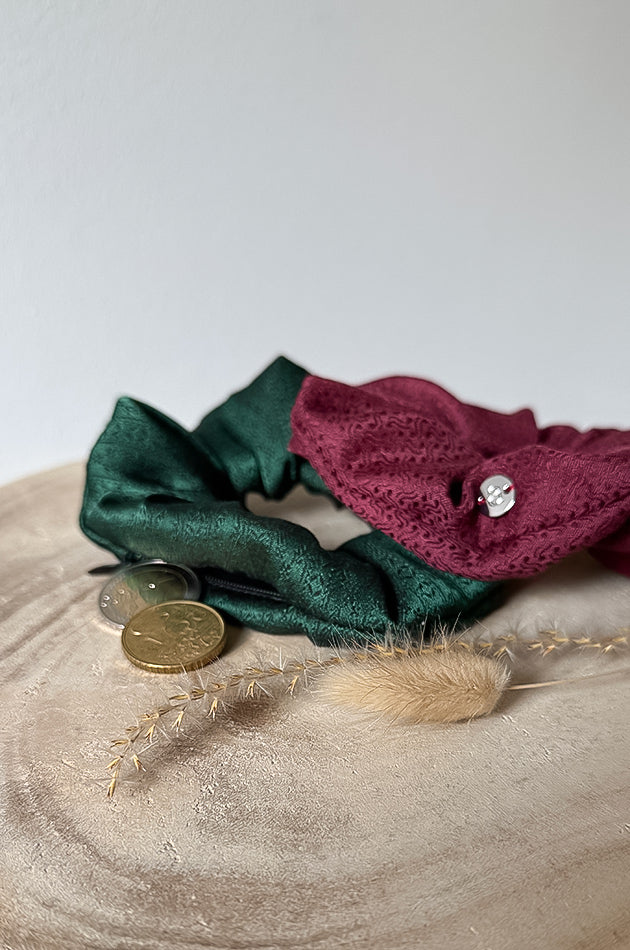 Scrunchie Tracht Reissverschluss Tannengruen Bordeaux offen