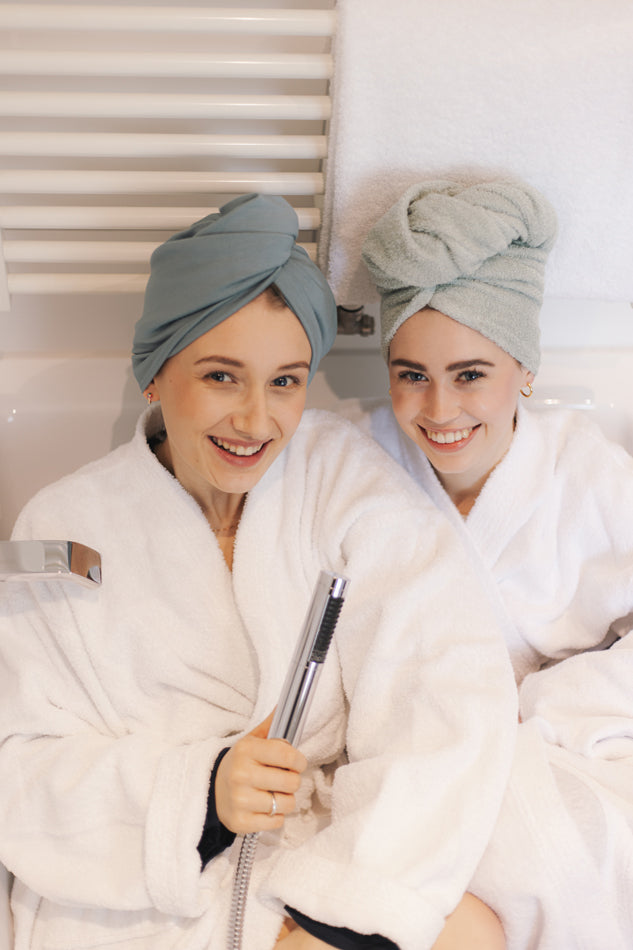 Turban Handtuch aus Bambus Frotte in Mint und Bambusjersey in Altgrün an Models Nahaufnahme