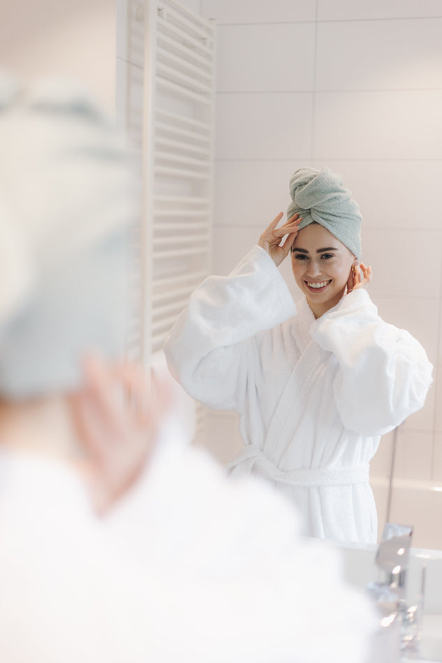 Turban Handtuch aus Bambus Frotte in Mint am Model über Spiegel