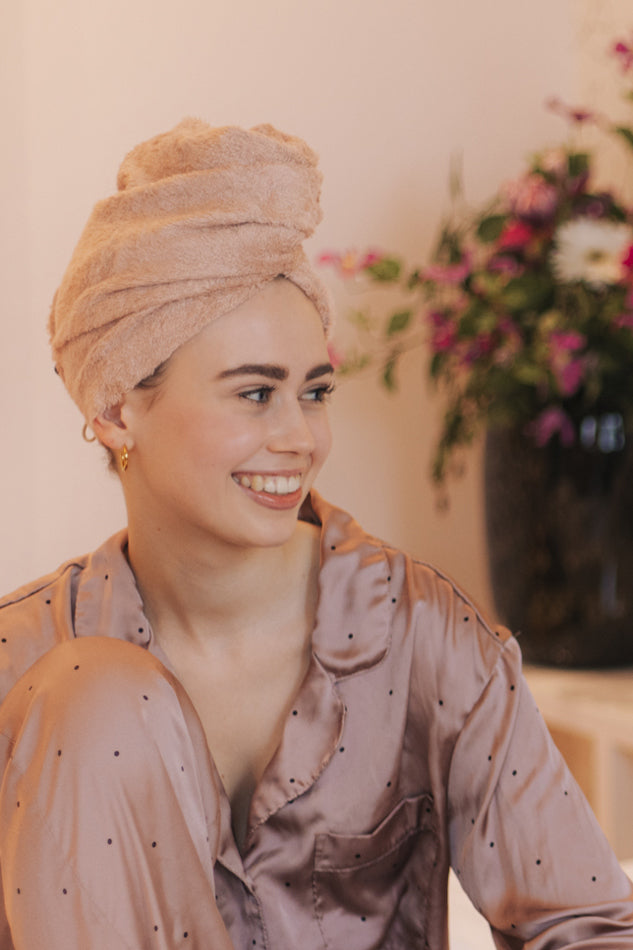 Turban Handtuch aus Bambus Frotte in Rosa am Model seitlich