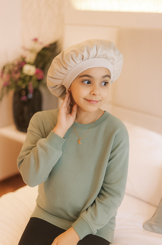Vegane Seidenhaube aus Bambusseide in Beige für Kinder am Model