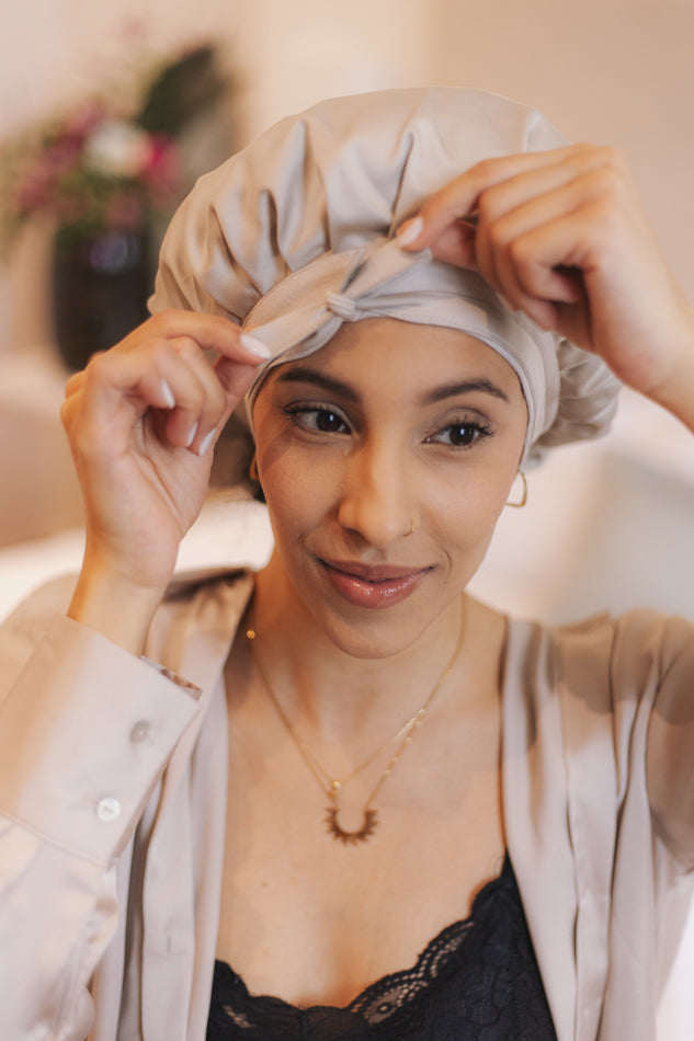 Vegane Seidenhaube aus Bambusseide in Beige mit Schliefe am Model