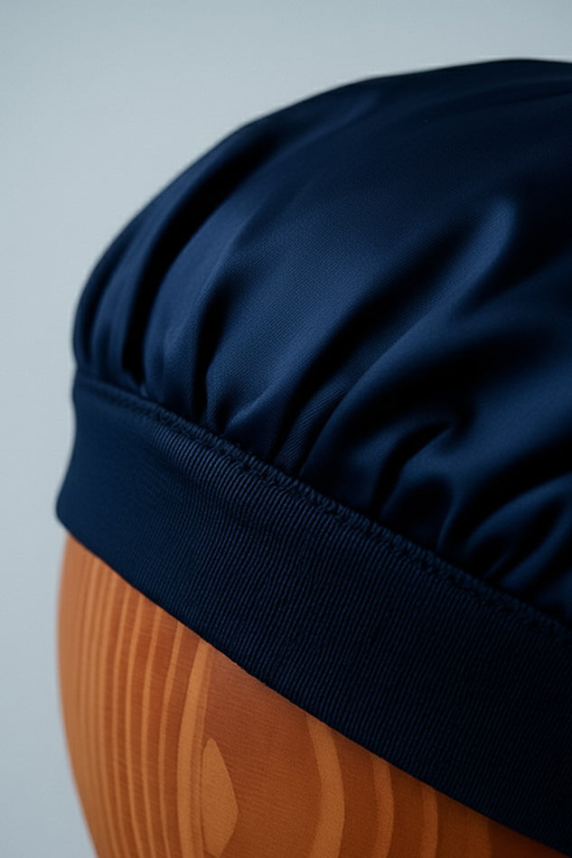 Vegane Seidenhaube aus Bambusseide seitliche Nahaufnahme Dunkelblau