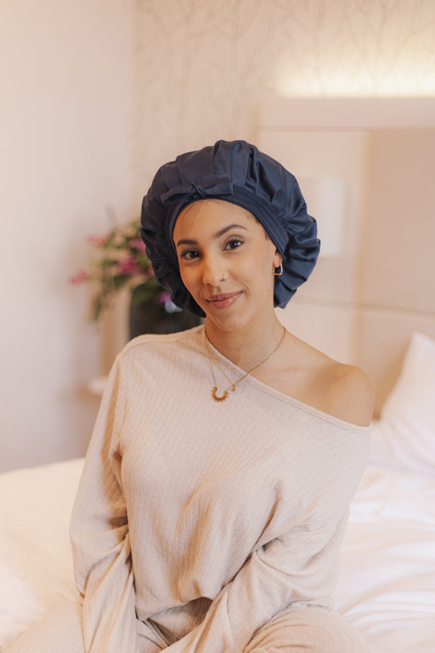 Vegane Seidenhaube aus Bambusseide in Dunkelblau am Model