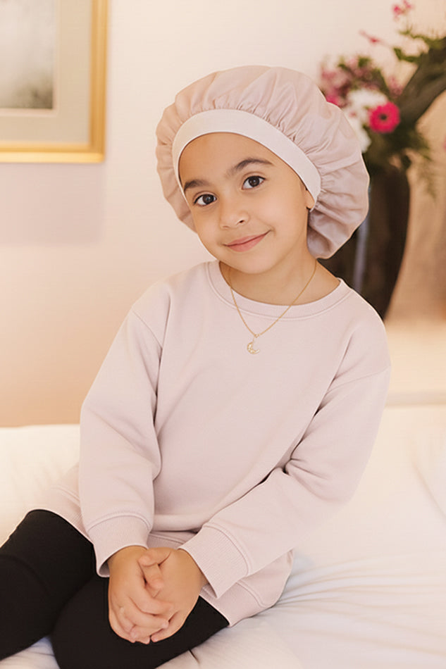 Vegane Seidenhaube aus Bambusseide in Rosa für Kinder am Model