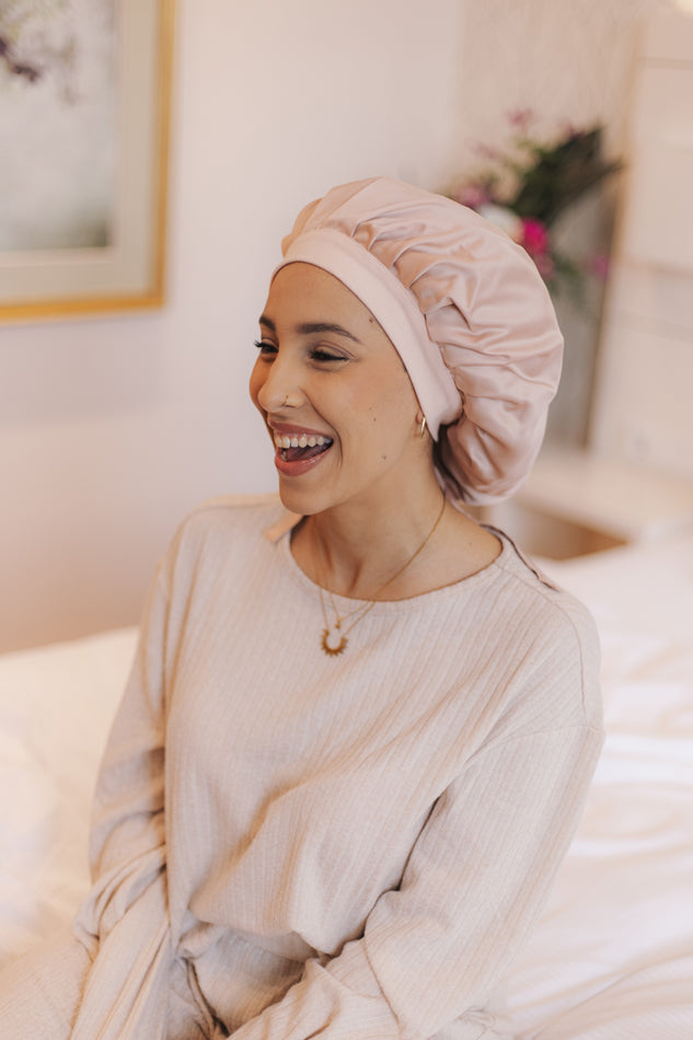 Vegane Seidenhaube aus Bambusseide in Rosa am Model