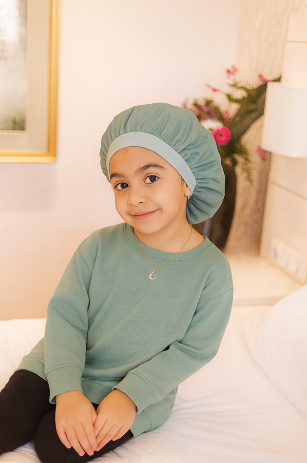 Vegane Seidenhaube aus Bambusseide in Sage für Kinder am Model