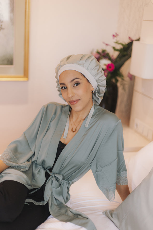 Vegane Seidenhaube aus Bambusseide in Sage am Model