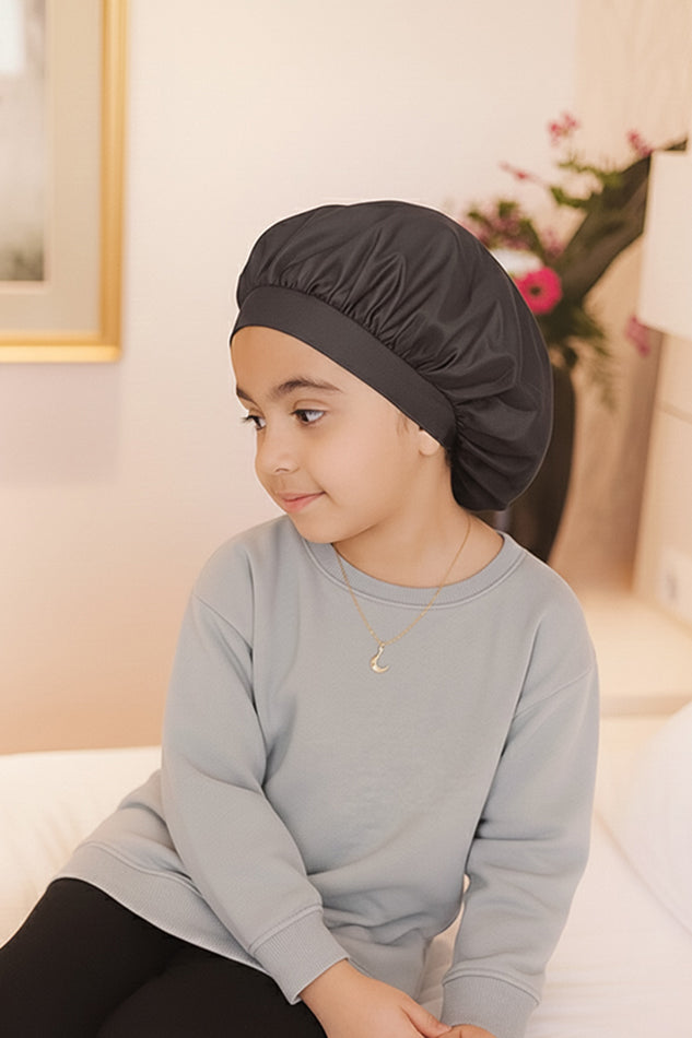 Vegane Seidenhaube aus Bambusseide in Stone für Kinder am Model