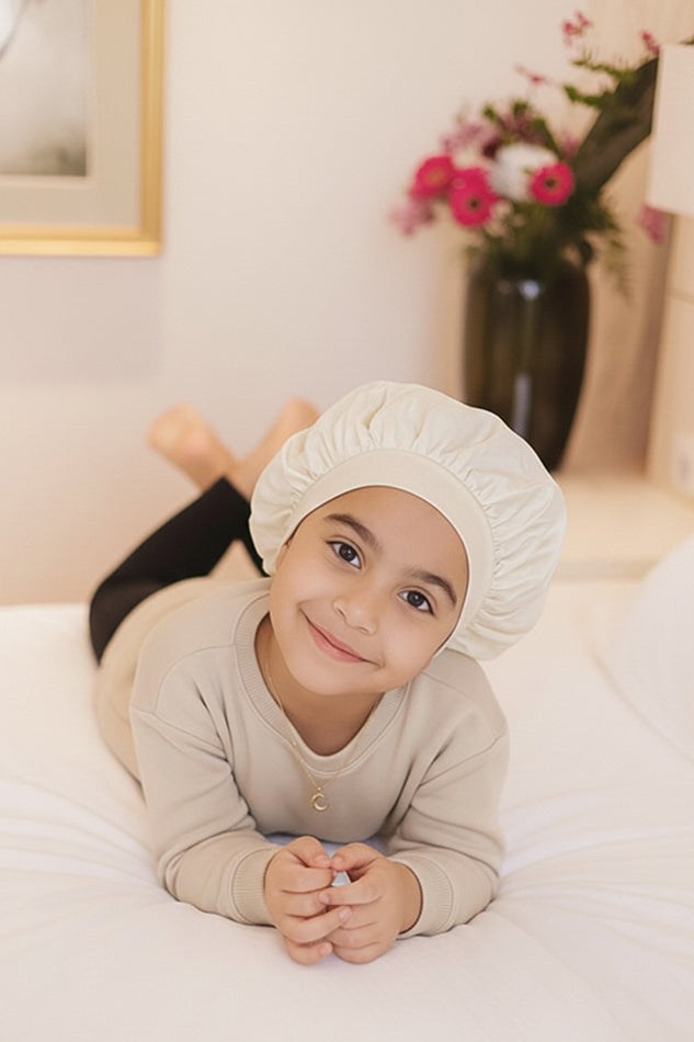 Vegane Seidenhaube aus Bambusseide in Yvori für Kinder am Model