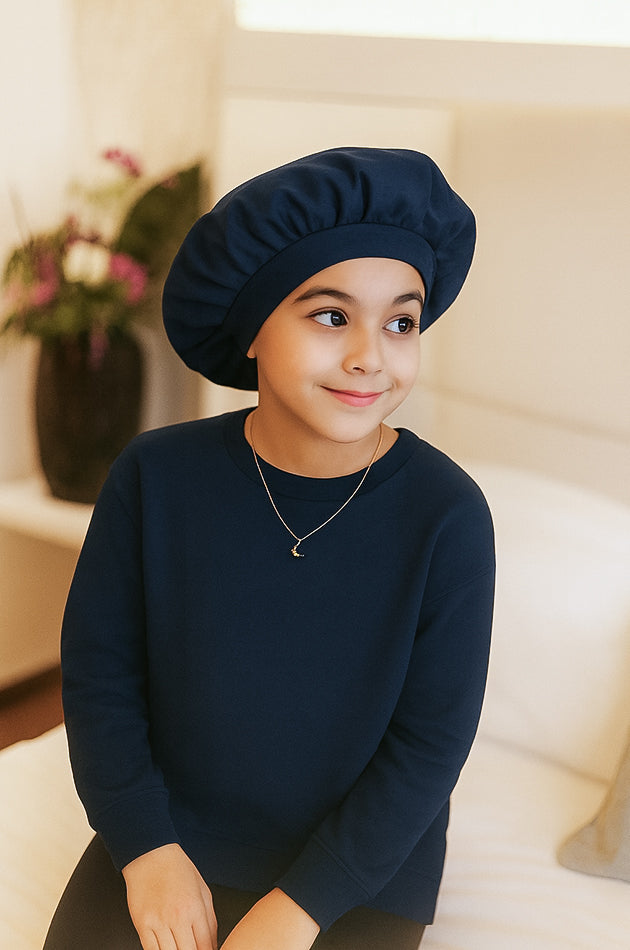 Vegane Seidenhaube aus Bambusseide in Dunkelblau für Kinder am Model