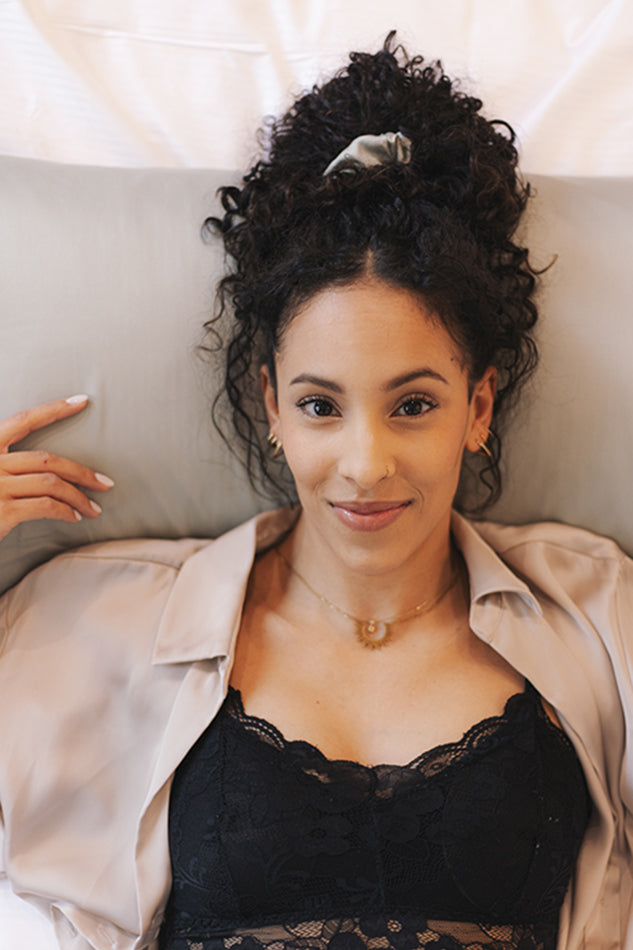 Veganer Kissenbezug Bambusseide in Beige am Model von oben