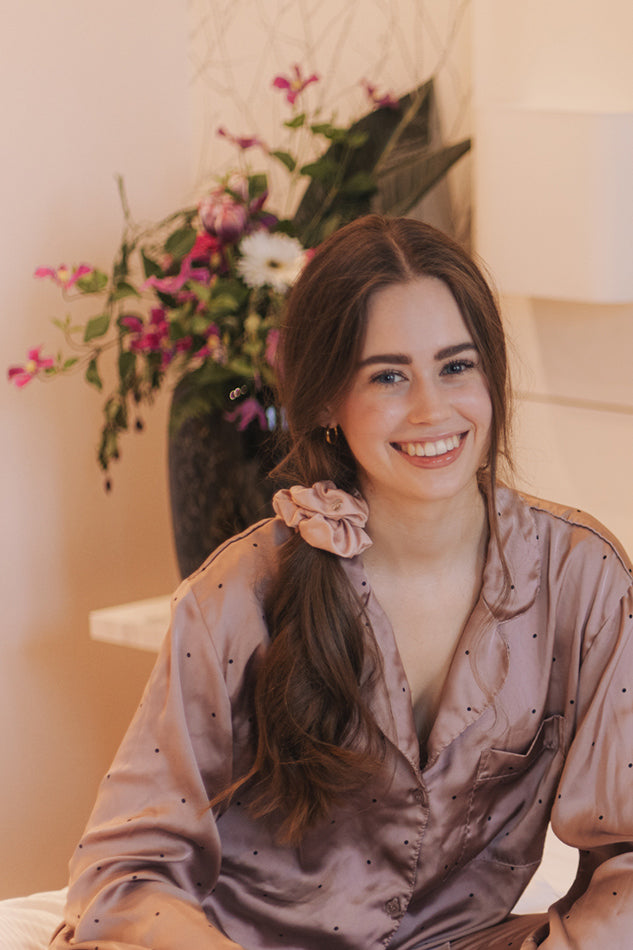 Veganer Scrunchie aus Bambusseide in Rosa am Model