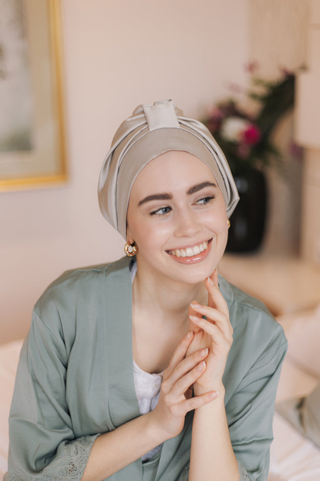 Veganer Seidenturban aus Bambusseide in Beige am Model