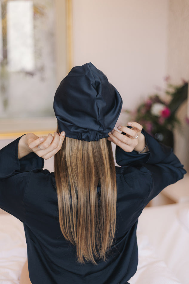 Veganer Seidenturban aus Bambusseide in Dunkelblau am Model mit offenem Haar Rückansicht