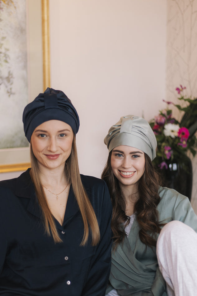 Veganer Seidenturban aus Bambusseide in Dunkelblau und Sage an Models mit offenem Haar