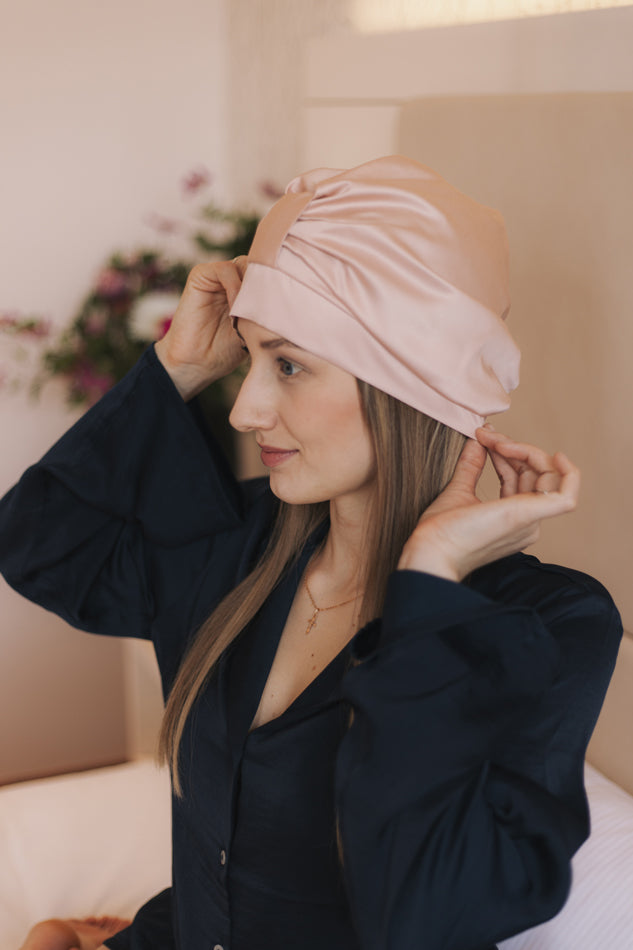 Veganer Seidenturban aus Bambusseide in Rosa am Model seitlich