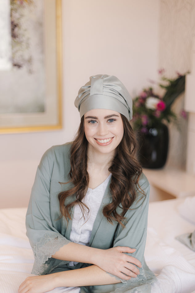 Veganer Seidenturban aus Bambusseide in Sage am Model mit offenem Haar