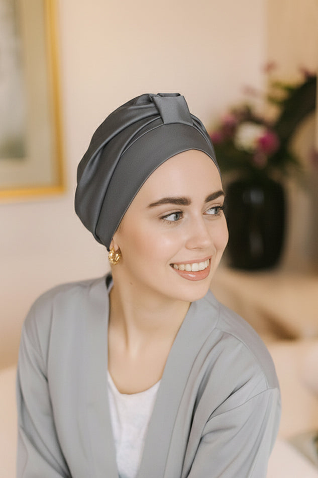 Veganer Seidenturban aus Bambusseide in Stone am Model