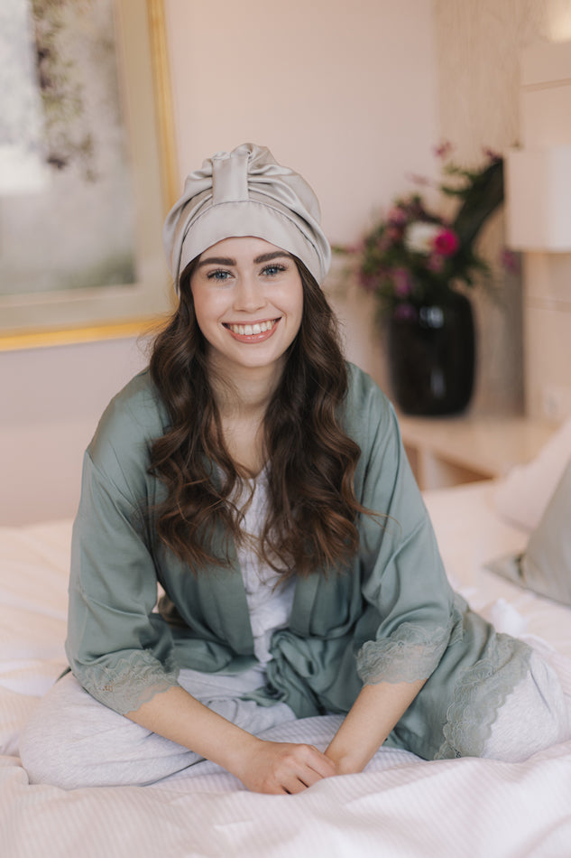 Veganer Seidenturban aus Bambusseide in Beige am Model mit offenem Haar