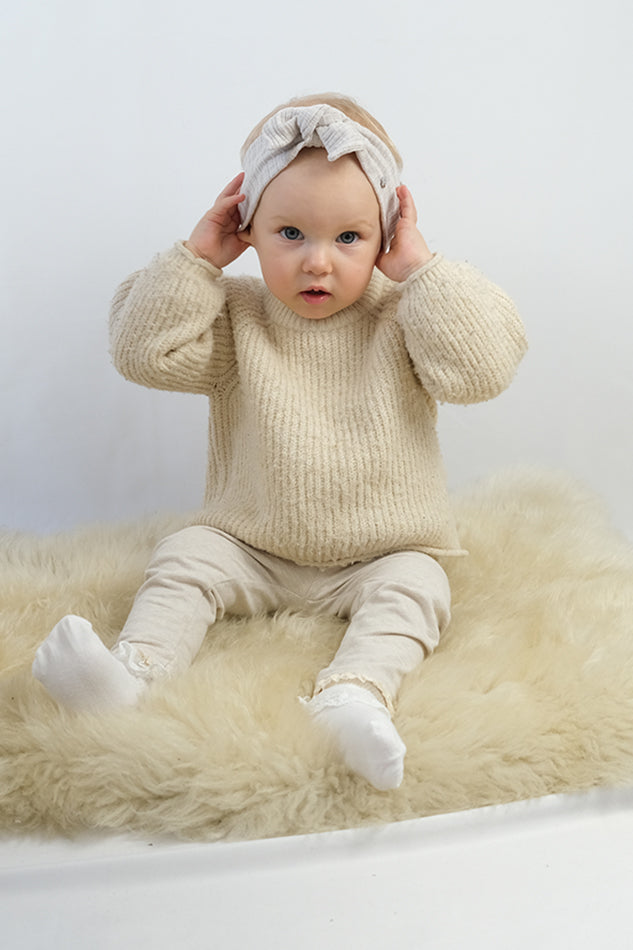 Baby Haarband mit Schleife in Rippenoptik Beige am Model