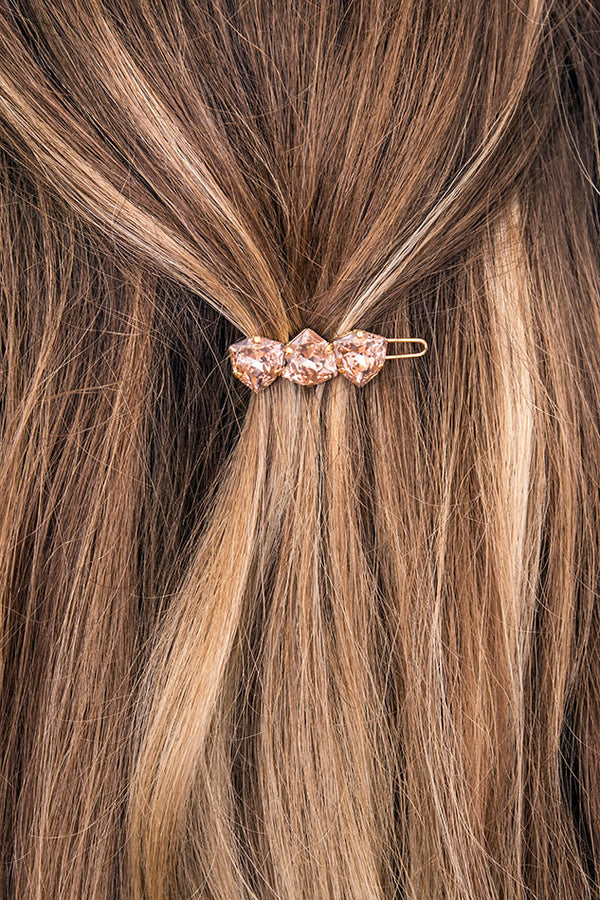Haarspange mit edlen Steinen am Model
