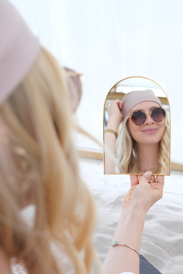 Haartuch aus Satin in Beige über Spiegel am Model