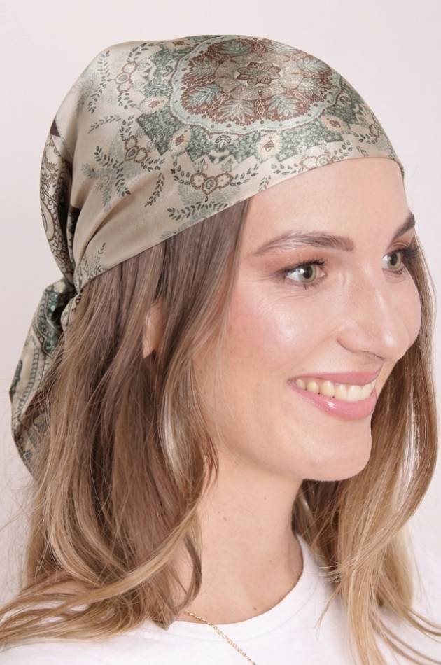 Haartuch aus Satin mit Paisleymuster in Creme, Grün und Mocca am Model