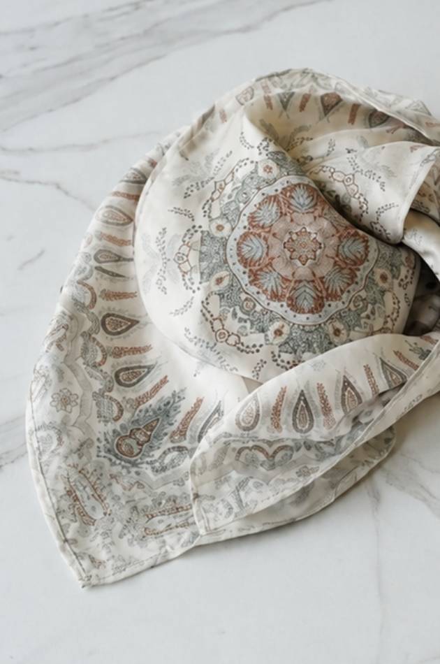 Haartuch aus Satin mit Paisleymuster in Creme, Grün und Mocca