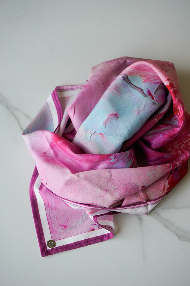 Haartuch aus Satin mit Muster in Rosa und Hellblau Nahaufnahme