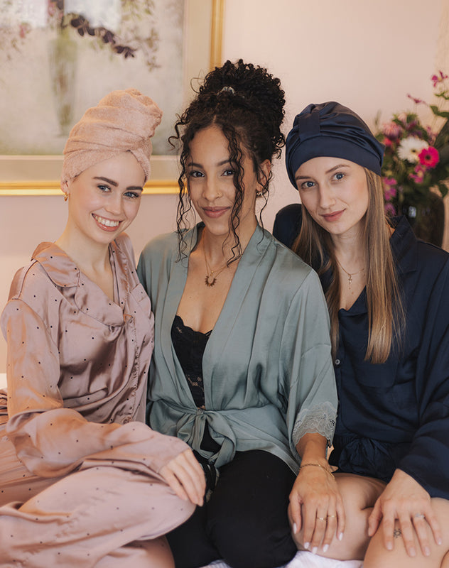 Mobile-Ansicht vom Fotoshooting mit Mädels – Handtuch-Turban, Scrunchie und Seidenturban und  aus veganer Bambusseide und Bambusfrottee als nachhaltige Haaraccessoires