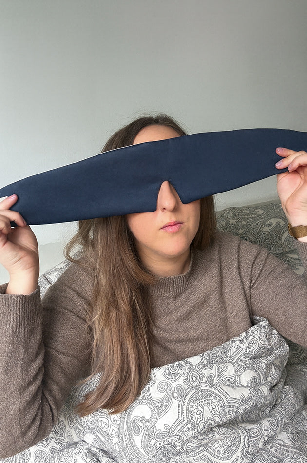 Schlafmaske aus Bambusseide wendbar in  Blau und Beige offen