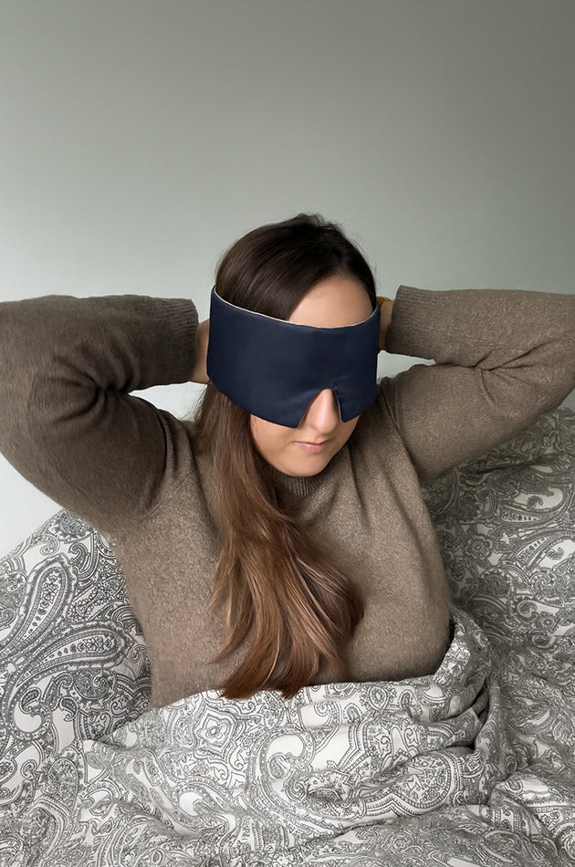 Schlafmaske aus Bambusseide wendbar in  Blau und Beige am Model