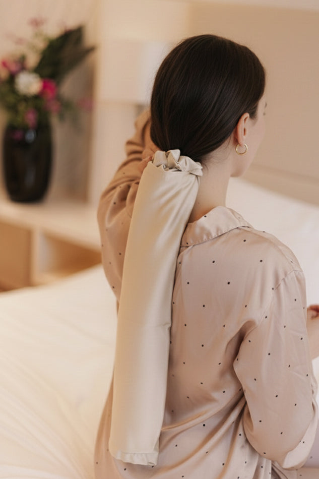 Scrunchie Loop aus Bambusseide in Beige am Model Rückansicht