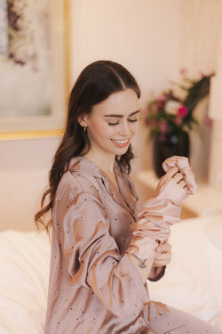 Scrunchie Loop aus Bambusseide in Rosa mit Model am Arm