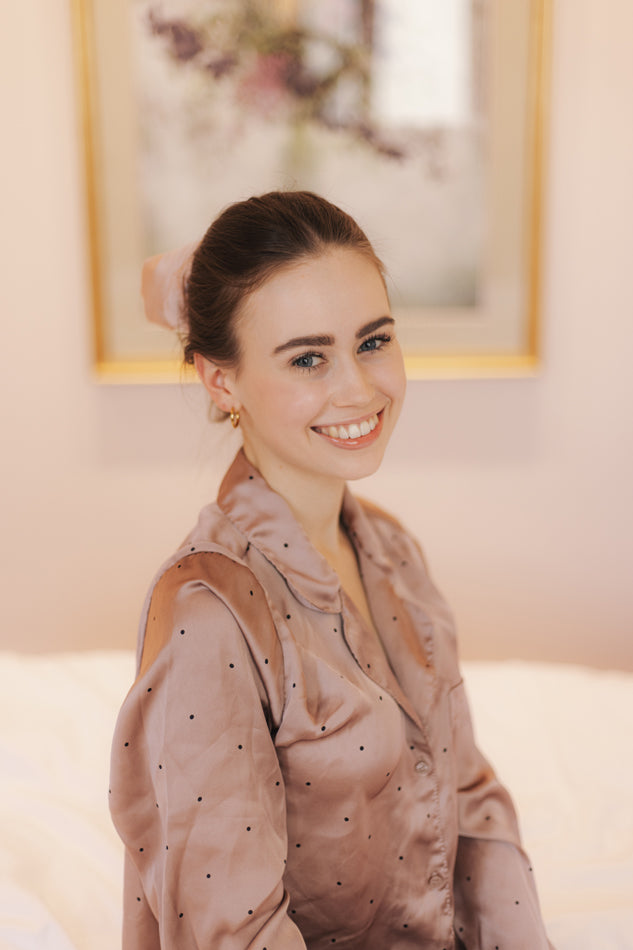 Scrunchie Loop aus Bambusseide in Rosa am Model im Dutt
