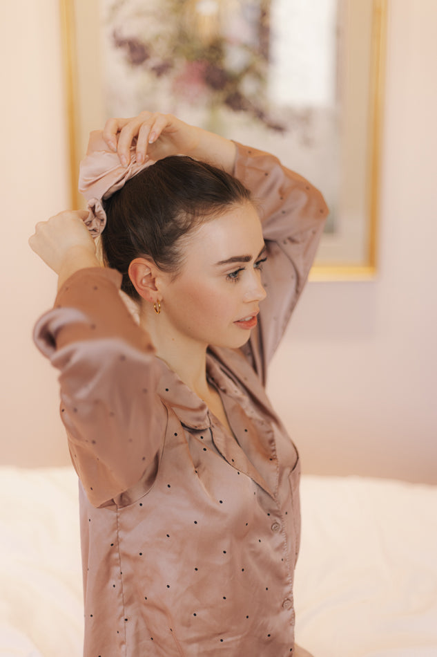Scrunchie Loop aus Bambusseide in Rosa am Model Seitenansicht