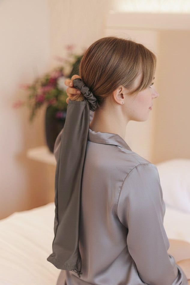 Scrunchie Loop aus Bambusseide in Stone am Model Rückansicht